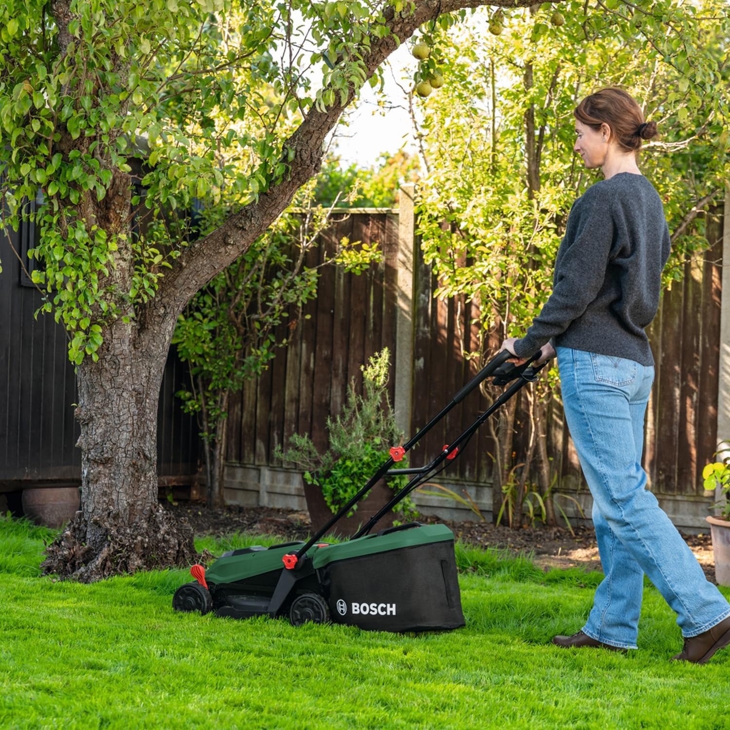 Bosch Rotak 18V-32 Cordless Lawn Mower Kit: image 2